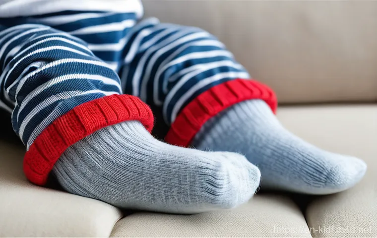 유아용 겨울 양말 추천 - **Prompt 2: Indoor Play with Non-Slip Winter Socks** "A cute toddler (around 12-18 months old) i...